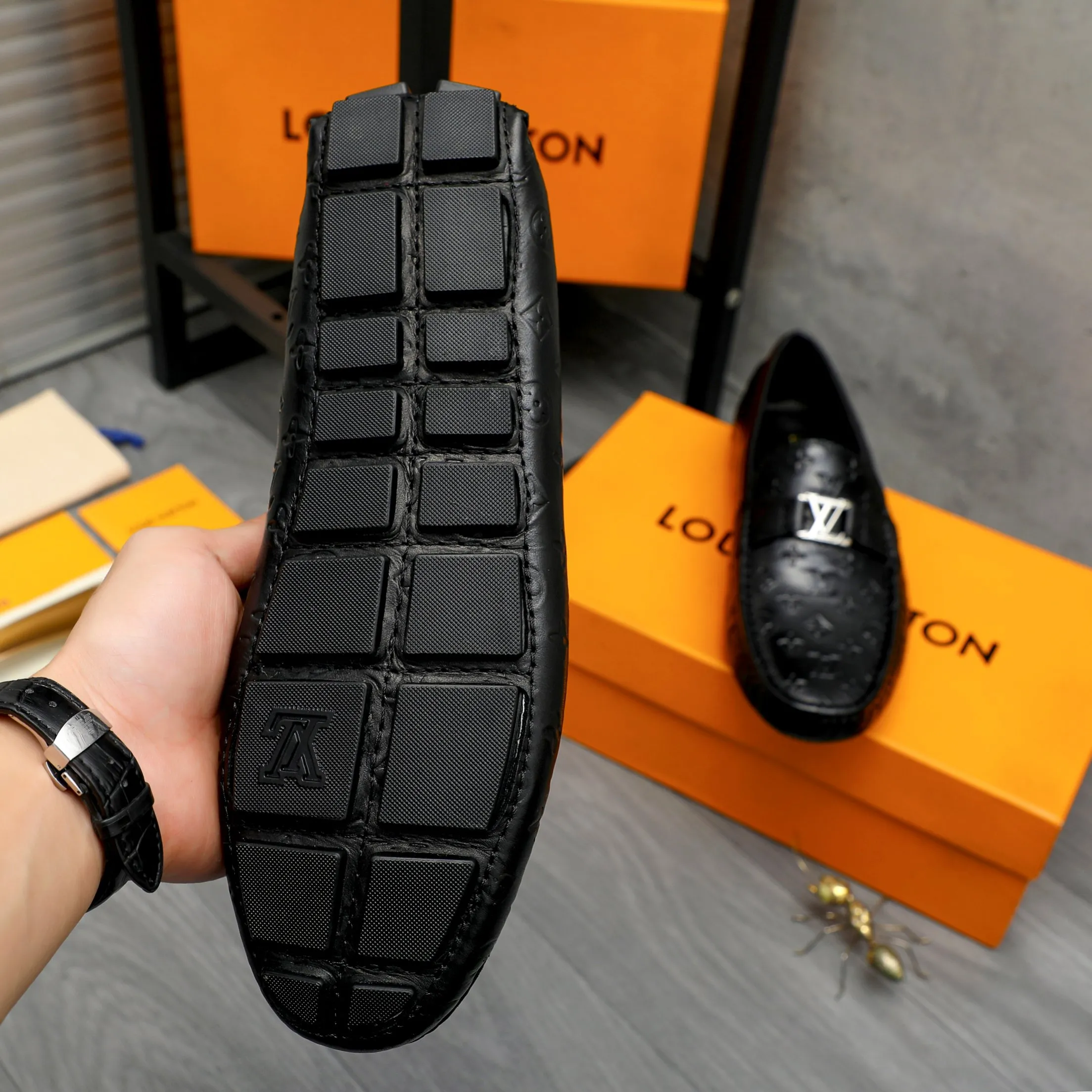 Men's shoes 💰p420 Product trademark: LV (Louis Vuitton) casual slip-on men's shoes Regular size: 38-44 Product materials: Selected high-quality cowhide embossed upper, sheepskin lining, rubber outsole